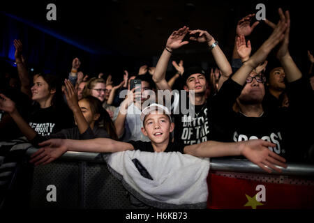 Essen, Deutschland. 29. Oktober 2016. Zuschauer während des abschließenden Breakdance-Wettbewerbs "Battle of the Year" in Essen, Deutschland, 29. Oktober 2016 feiern. Foto: MAJA HITIJ/Dpa/Alamy Live News Stockfoto