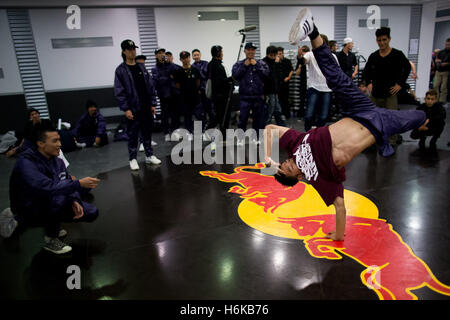 Essen, Deutschland. 29. Oktober 2016. Ein Tänzer aus China üben vor dem endgültigen Breakdance-Wettbewerb "Battle of the Year" in Essen, Deutschland, 29. Oktober 2016. Foto: MAJA HITIJ/Dpa/Alamy Live News Stockfoto