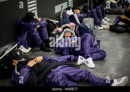 Essen, Deutschland. 29. Oktober 2016. Tänzerinnen und Tänzer aus China schlafen vor dem endgültigen Breakdance-Wettbewerb "Battle of the Year" in Essen, Deutschland, 29. Oktober 2016. Foto: MAJA HITIJ/Dpa/Alamy Live News Stockfoto