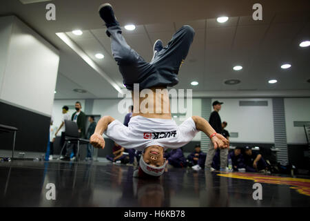 Essen, Deutschland. 29. Oktober 2016. Ein Tänzer üben vor dem endgültigen Breakdance-Wettbewerb "Battle of the Year" in Essen, Deutschland, 29. Oktober 2016. Foto: MAJA HITIJ/Dpa/Alamy Live News Stockfoto