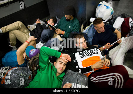 Essen, Deutschland. 29. Oktober 2016. Tänzerinnen und Tänzer warten auf die endgültige Breakdance-Wettbewerb "Battle of the Year" in Essen, Deutschland, 29. Oktober 2016. Foto: MAJA HITIJ/Dpa/Alamy Live News Stockfoto