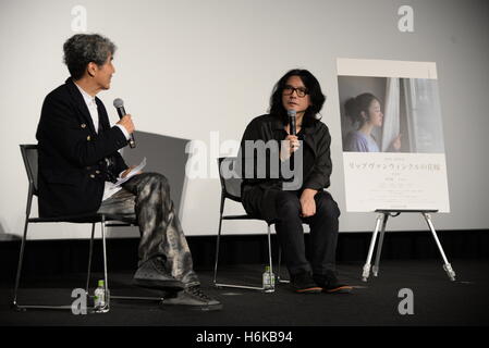 (161030)--Tokio, 30. Oktober 2016 (Xinhua)--japanische Regisseur, die Shunji Iwai (R) nach der Vorführung seines Films "Eine Braut für Rip Van Winkle" während der 29. Tokyo International Film Festival in Tokio, Japan, am 29. Oktober 2016 spricht. (Xinhua/Yang Ting) (Zhf) Stockfoto