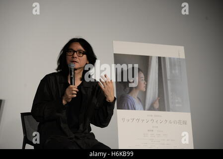 (161030)--Tokio, 30. Oktober 2016 (Xinhua)--japanische Regisseur Shunji Iwai nach der Vorführung seines Films "Eine Braut für Rip Van Winkle" während der 29. Tokyo International Film Festival in Tokio, Japan, am 29. Oktober 2016 spricht. (Xinhua/Yang Ting) (Zhf) Stockfoto