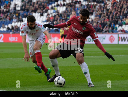 Hannover, Deutschland. 30. Oktober 2016. Hannover "Felipe (r) und Würzburgs Anastasios Lagos in Aktion während der 2. Fußball-Bundesliga-match zwischen Hannover 96 und Wuerzburger Kicker in der HDI-Arena in Hannover, 30. Oktober 2016. Foto: PETER STEFFEN/Dpa (EMBARGO Bedingungen - Achtung: aufgrund der Akkreditierungsrichtlinien die DFL nur erlaubt die Veröffentlichung und Nutzung von bis zu 15 Bilder pro Spiel im Internet und in Online-Medien während der Partie.) © Dpa/Alamy Live-Nachrichten Stockfoto