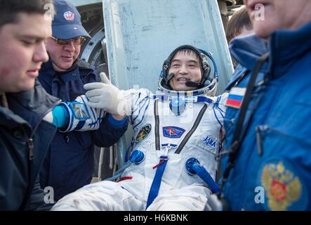 Zhezkazgan, Kasachstan. 30. Oktober 2016. ISS-Astronauten Takuya Onishi der JAXA ist aus der Sojus MS-01 Raumschiff Minuten nach der Landung an Bord der russischen Sojus-MS-01-Raumsonde 30. Oktober 2016 in der Nähe von Zhezkazgan, Kasachstan geholfen hat.  Die zurückkehrende Expedition 49-Crew gehören Onishi, US-amerikanischer Astronaut Kate Rubins und russischen Kosmonauten Anatoly Ivanishin nachdem er 115 Tage im Weltraum. Bildnachweis: Planetpix/Alamy Live-Nachrichten Stockfoto