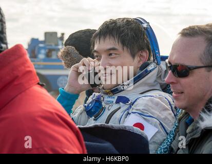 Zhezkazgan, Kasachstan. 30. Oktober 2016. ISS-Astronauten spricht Takuya Onishi der Japan Aerospace Exploration Agency auf ein Satellitentelefon, wie er in einem medizinischen Zelt getragen wird, kurz nachdem er an Bord der russischen Sojus-MS-01-Raumsonde 30. Oktober 2016 in der Nähe von Zhezkazgan, Kasachstan gelandet.  Die zurückkehrende Expedition 49-Crew gehören amerikanische Astronaut Kate Rubins, russische Kosmonauten Anatoly Ivanishin und japanische Astronaut Takuya Onishi nach 115 Tagen im Raum. Bildnachweis: Planetpix/Alamy Live-Nachrichten Stockfoto