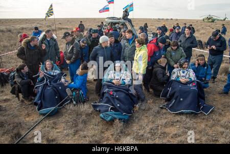 Zhezkazgan, Kasachstan. 30. Oktober 2016. Internationale Raumstation ISS Crew US-amerikanischer Astronaut Kate Rubins, links, russische Kosmonauten Anatoly Ivanishin, Center und japanische Astronaut Takuya Onishi sitzen in Sesseln außerhalb der Sojus MS-01 Raumschiff Momente nach der Landung an Bord der russischen Sojus-MS-01-Raumsonde 30. Oktober 2016 in der Nähe von Zhezkazgan, Kasachstan.  Die zurückkehrende Expedition 49 Crew verbrachte 115 Tage im Raum. Bildnachweis: Planetpix/Alamy Live-Nachrichten Stockfoto