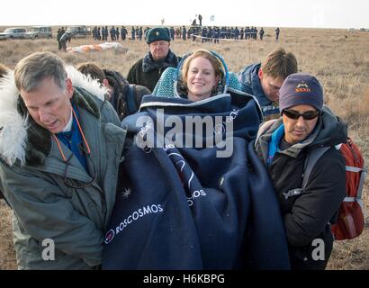 Zhezkazgan, Kasachstan. 30. Oktober 2016. Internationale Raumstation US-amerikanischer Astronaut Kate Rubins der NASA wird zu einem medizinischen Zelt durchgeführt, kurz nachdem sie an Bord der russischen Sojus-MS-01-Raumsonde 30. Oktober 2016 in der Nähe von Zhezkazgan, Kasachstan gelandet.  Die zurückkehrende Expedition 49-Crew gehören Rubins, russische Kosmonauten Anatoly Ivanishin und japanische Astronaut Takuya Onishi nach 115 Tagen im Raum. Bildnachweis: Planetpix/Alamy Live-Nachrichten Stockfoto