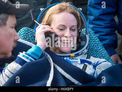 Zhezkazgan, Kasachstan. 30. Oktober 2016. Internationale Raumstation US-amerikanischer Astronaut Kate Rubins der NASA spricht mit ihrer Familie per Satellitentelefon, kurz nachdem sie an Bord der russischen Sojus-MS-01-Raumsonde 30. Oktober 2016 in der Nähe von Zhezkazgan, Kasachstan gelandet.  Die zurückkehrende Expedition 49-Crew gehören Rubins, russische Kosmonauten Anatoly Ivanishin und japanische Astronaut Takuya Onishi nach 115 Tagen im Raum. Bildnachweis: Planetpix/Alamy Live-Nachrichten Stockfoto