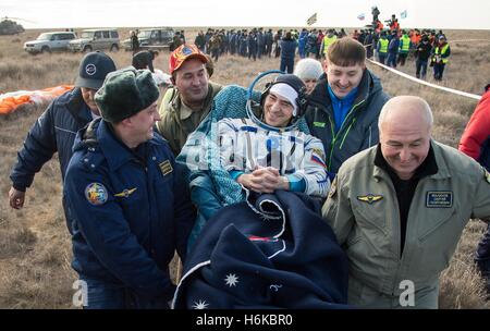 Zhezkazgan, Kasachstan. 30. Oktober 2016. Internationale Raumstation russischen Kosmonauten Anatoly Ivanishin wird zu einem medizinischen Zelt durchgeführt, kurz nachdem sie an Bord der russischen Sojus-MS-01-Raumsonde 30. Oktober 2016 in der Nähe von Zhezkazgan, Kasachstan gelandet.  Die zurückkehrende Expedition 49-Crew gehören Rubins, russische Kosmonauten Anatoly Ivanishin und japanische Astronaut Takuya Onishi nach 115 Tagen im Raum. Bildnachweis: Planetpix/Alamy Live-Nachrichten Stockfoto