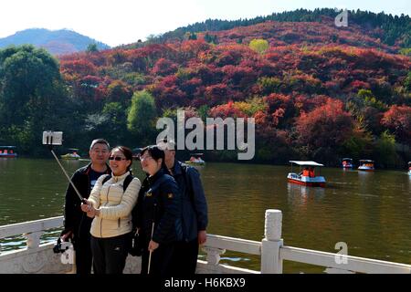 Jinan, China Shandong Provinz. 30. Oktober 2016. Touristen-Selfie mit der Herbstlandschaft in Jinan, der Hauptstadt der ostchinesischen Provinz Shandong, 30. Oktober 2016. © Guo Xulei/Xinhua/Alamy Live-Nachrichten Stockfoto