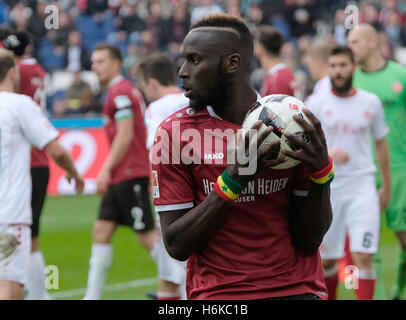 Hannover, Deutschland. 30. Oktober 2016. Hannovers Salif Sane hält den Ball während der 2. Fußball-Bundesliga-match zwischen Hannover 96 und Wuerzburger Kicker in der HDI-Arena in Hannover, 30. Oktober 2016. Foto: PETER STEFFEN/Dpa (EMBARGO Bedingungen - Achtung: aufgrund der Akkreditierungsrichtlinien die DFL nur erlaubt die Veröffentlichung und Nutzung von bis zu 15 Bilder pro Spiel im Internet und in Online-Medien während der Partie.) © Dpa/Alamy Live-Nachrichten Stockfoto