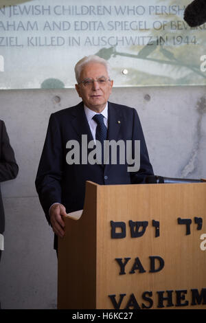 Jerusalem. 30. Oktober 2016. Italienischen Präsidenten Sergio Mattarella spricht bei einem Besuch in Yad Vashem Holocaust Memorial Museum in Jerusalem, 30. Oktober 2016. © Guo Yu/Xinhua/Alamy Live-Nachrichten Stockfoto