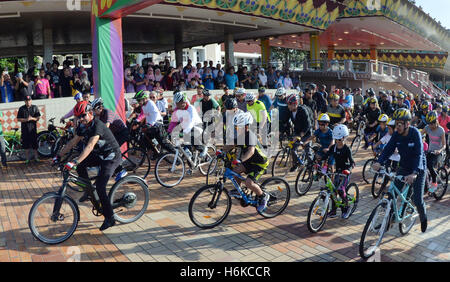 (161030) - BANDAR SERI BEGAWAN, 30. Oktober 2016 (Xinhua)--Foto am 30. Oktober 2016 zeigt der Sultan Haji Hassanal Bolkiah (1., L) führt das Fahrrad fahren in Bandar Seri Begawan, Hauptstadt von Brunei. Mehr als 2.000 Radfahrer schwärmten Brunei Hauptstadt Innenstadt Sonntag um eine Radtour unter der Leitung von Sultan Haji Hassanal Bolkiah, Kronprinz Hj Al-Muhtadee Billah und einige andere Mitglieder der königlichen Familie angehören. Brunei Ministerium für Kultur, Jugend und Sport, eines der sieben Ministerien organisiert Fahrrad Fahrt Veranstaltung, sagte, dass Brunei mehr Funktionen dieser Art Förderung Nati vorreservieren Stockfoto