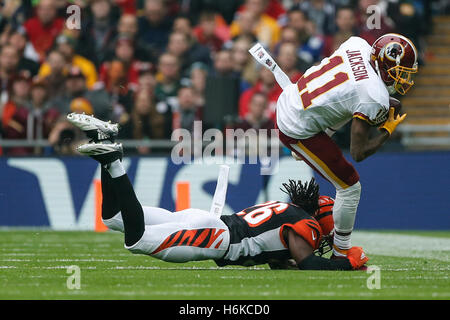 Wembley Stadium, London, UK. 30. Oktober 2016. NFL International Series. Cincinnati Bengals gegen Washington Redskins. Washington Redskins Wide Receiver DeSean Jackson (11) von Cincinnati Bengals Cornerback Josh Shaw (26) in Angriff genommen wird. © Aktion Plus Sport/Alamy Live-Nachrichten Stockfoto