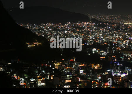 Kathmandu, Nepal. 30. Oktober 2016. Beleuchten Sie Licht Häuser während des dritten Tages der zweitgrößte Fünftage-religiöses Fest Tihar oder Diwali, das Lichterfest in Kathmandu, Nepal auf Sonntag, 30. Oktober 2016 genannt. An jedem Tag während des fünftägigen Festivals verehren Anhänger Krähen, Hunde und Kühe, die eine mütterliche Figur bedeutet die Beziehung zwischen Mensch, Gottheit und Tiere gelten. Anhänger verehren auch Göttin des Reichtums Laxmi beleuchten und dekorieren ihre Häuser mit Vielzahl von Farben, Girlanden, Kerzen, Öllampen und bunten Lichtern. Am letzten Tag s Stockfoto