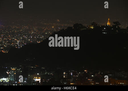 Kathmandu, Nepal. 30. Oktober 2016. Licht erhellt Swayambhunath Stupa, ein UNESCO-Weltkulturerbe, gesehen auf einem Hügel am dritten Tag der zweitgrößte Fünftage-religiöses Fest Tihar oder Diwali, das Lichterfest in Kathmandu, Nepal auf Sonntag, 30. Oktober 2016 genannt. An jedem Tag während des fünftägigen Festivals verehren Anhänger Krähen, Hunde und Kühe, die eine mütterliche Figur bedeutet die Beziehung zwischen Mensch, Gottheit und Tiere gelten. Anhänger verehren auch Göttin des Reichtums Laxmi beleuchten und dekorieren ihre Häuser mit Vielzahl von Farben, garla Stockfoto