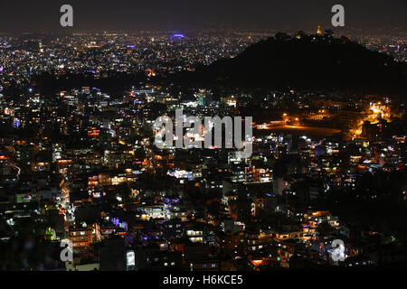 Kathmandu, Nepal. 30. Oktober 2016. Beleuchten Sie Licht Häuser während des dritten Tages der zweitgrößte Fünftage-religiöses Fest Tihar oder Diwali, das Lichterfest in Kathmandu, Nepal auf Sonntag, 30. Oktober 2016 genannt. An jedem Tag während des fünftägigen Festivals verehren Anhänger Krähen, Hunde und Kühe, die eine mütterliche Figur bedeutet die Beziehung zwischen Mensch, Gottheit und Tiere gelten. Anhänger verehren auch Göttin des Reichtums Laxmi beleuchten und dekorieren ihre Häuser mit Vielzahl von Farben, Girlanden, Kerzen, Öllampen und bunten Lichtern. Am letzten Tag s Stockfoto