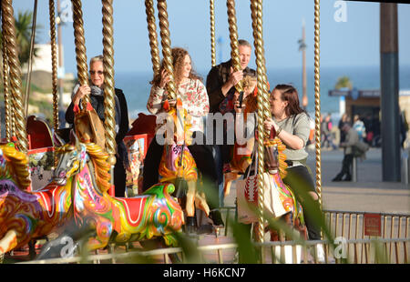 Bournemouth, UK. 30. Oktober 2016. Genießen Sie die warme Herbstsonne nahe dem Strand in Bournemouth, Dorset, 30. Oktober 2016 Credit: John Beasley/Alamy Live News Stockfoto