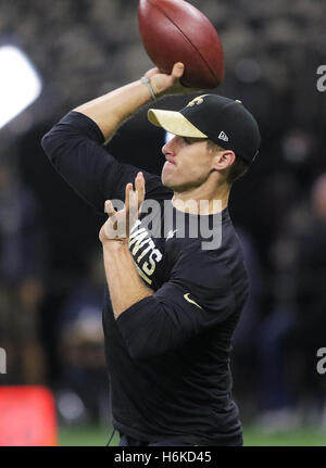 New Orleans, LOUISIANA, USA. 30. Oktober 2016. New Orleans Saints Quarterback Drew Brees sich vor seinem Spiel gegen die Seattle Seahawks im Mercedes-Benz Superdome in New Orleans, Louisiana am 30. Oktober 2016 erwärmt © Dan Anderson/ZUMA Draht/Alamy Live News Stockfoto