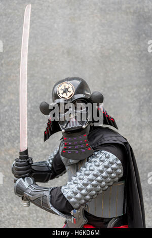 London, UK.  30. Oktober 2016. Ein Mann verkleidet als Samurai Darth Vader, eine Action-Figur, wie Cosplay, Anime, Games und Film-Fans das beliebte MCM Comic Con Festival in Excel in den Docklands besuchen. Bildnachweis: Stephen Chung / Alamy Live News Stockfoto