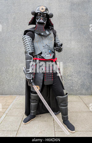 London, UK.  30. Oktober 2016. Ein Mann verkleidet als Samurai Darth Vader, eine Action-Figur, wie Cosplay, Anime, Games und Film-Fans das beliebte MCM Comic Con Festival in Excel in den Docklands besuchen. Bildnachweis: Stephen Chung / Alamy Live News Stockfoto