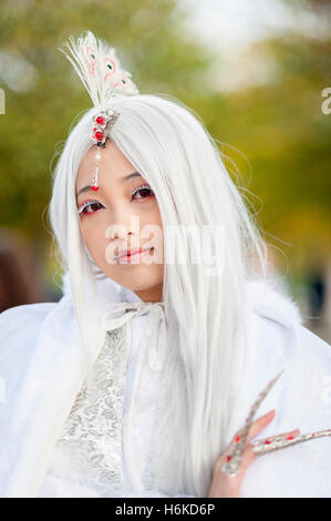 London, UK.  30. Oktober 2016. Eine Mädchen Kleider als Lord Shen von Kung Fu Panda II, wie Cosplay, Anime, Games und Film-Fans das beliebte MCM Comic Con Festival in Excel in den Docklands besuchen. Bildnachweis: Stephen Chung / Alamy Live News Stockfoto