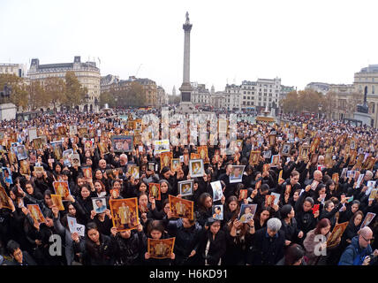 London, UK. 30. Oktober 2016. Tausende von Thai Menschen versammelten sich an einem Denkmal auf dem Trafalgar Square zu trauern, den Tod ihres Königs Bhumibol Adulyadej (Rama IX). Es war eine Zeit des Gedenkens und Gesang und viele gehaltenen Fotos des verstorbenen Königs. Bildnachweis: Paul Brown/Alamy Live-Nachrichten Stockfoto