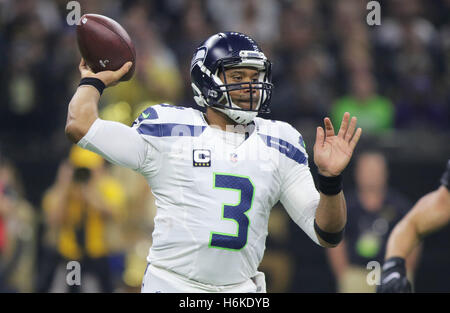 New Orleans, LOUISIANA, USA. 30. Oktober 2016. Seattle Seahawks quarterback Russell Wilson Würfe gegen die New Orleans Saints in einem Spiel an der Mercedes-Benz Superdome in New Orleans, Louisiana am 30. Oktober 2016 © Dan Anderson/ZUMA Draht/Alamy Live News Stockfoto