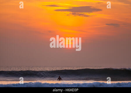 Freshwater West, Pembrokeshire, UK. 30. Oktober 2016. Die Wolken gelöscht nach einem Tag bewölkt, aber mild genug für die Surfer im Süßwasser West, Pembrokeshire den Herbst Sonnenuntergang genießen. Bildnachweis: Derek Phillips/Alamy Live-Nachrichten Stockfoto