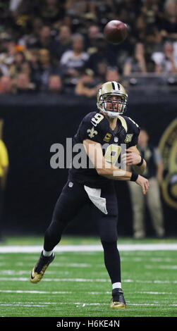 New Orleans, LOUISIANA, USA. 30. Oktober 2016. New Orleans Saints quarterback Drew Brees Würfe gegen die Seattle Seahawks in einem Spiel an der Mercedes-Benz Superdome in New Orleans, Louisiana am 30. Oktober 2016 © Dan Anderson/ZUMA Draht/Alamy Live News Stockfoto