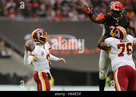 30.10.2016. Wembley Stadium, London, England. NFL International Series. Cincinnati Bengals gegen Washington Redskins.  Washington Redskins Quarterback Kirk Cousins (8) bereitet übergeben.  Endstand: Washington Redskins 27-27 Cincinnati Bengals nach Verlängerung. Stockfoto