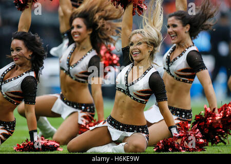 Wembley Stadium, London, UK. 30. Oktober 2016. NFL International Series. Cincinnati Bengals gegen Washington Redskins. Die Bengals Cheerleader in Aktion. © Aktion Plus Sport/Alamy Live-Nachrichten Stockfoto