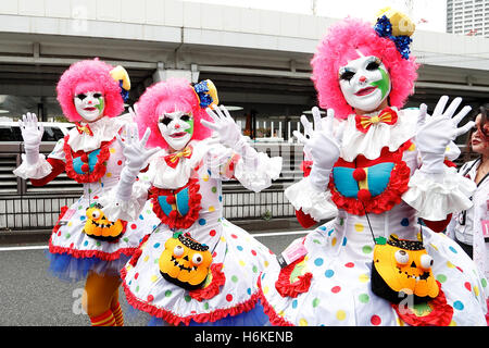 Halloween kostümierte Teilnehmer nehmen an der jährlichen Halloween-Parade in Kawasaki am 30. Oktober 2016 Teil. 2.500 Menschen in Halloween-Kostümen teilgenommen an der street Parade. Die Veranstaltung beinhaltete eine StarWars-Parade um den neuen Film ein Schelm zu fördern: A-Star Wars-Geschichte, die weltweit im Dezember eröffnet. © Rodrigo Reyes Marin/AFLO/Alamy Live-Nachrichten Stockfoto