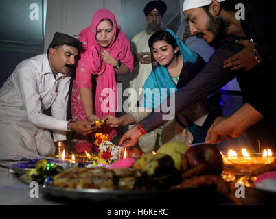 Peshawar, Festival of Lights. 30. Oktober 2016. Pakistanische Hindus leichten Öllampe, Diwali, das Festival of Lights, in Nordwest-Pakistan Peshawar am 30. Oktober 2016 zu feiern. Bildnachweis: Ahmad Sidique/Xinhua/Alamy Live-Nachrichten Stockfoto