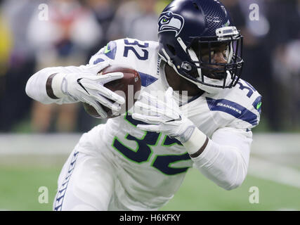 New Orleans, LOUISIANA, USA. 30. Oktober 2016. Seattle Seahawks Runningback Christine Michael läuft der Ball gegen die New Orleans Saints in einem Spiel an der Mercedes-Benz Superdome in New Orleans, Louisiana am 30. Oktober 2016. Die Heiligen schlagen die Seahawks 25-20. Bildnachweis: Dan Anderson/ZUMA Draht/Alamy Live-Nachrichten Stockfoto