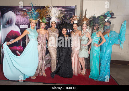 Los Angeles, Kalifornien USA. 29. Oktober 2016. Modedesignerin Sue Wong und Modelle besuchen Avant Garde Magazine 2. jährlichen Masquerade Ball 2016 an der majestätischen Downtown LA in Los Angeles, Kalifornien, USA statt. Sheri Determan @ / Alamy Live News Stockfoto