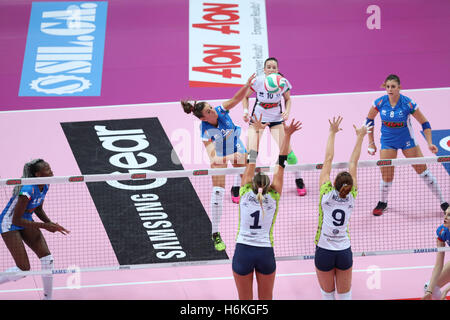 Busto Arsizio, Italien. 30. Oktober 2016. Perinelli Elena (Spiker Club Italia Crai Team) spike einen zweiten Linie Ball Credit: Matteo Morotti/Alamy Live News Stockfoto