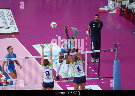 Busto Arsizio (VA), Italien. 30. Oktober 2016. Egonu Paola, MVP des Spiels (Spiker Club Italia Crai) spike einen Ball. Bildnachweis: Matteo Morotti/Alamy Live-Nachrichten Stockfoto