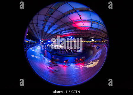 London, UK 30. Oktober 2016.   Radfahrer antreten in der Schlusstag der Londoner sechs-Tage-Rennen. Lee Valley Velodrom, Olympiapark, London, UK. Copyright Carol Moir/Alamy Live-Nachrichten. Stockfoto