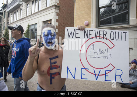 Chicago, IL, USA. 30. Oktober 2016. Jungen Fans versammeln sich in der Nähe von Wrigley Field auf 30. Oktober 2016. Das fünfte Spiel der World Series findet statt am '' die freundliche Grenzen.'' auf Chicagos Nordseite. Jungtiere müssen in diesem Spiel in der Serie bleiben gewinnen. Spielstand in der Serie bisher ist Cleveland Indians 3 jungen 1. Es gab einige ungewöhnliche Seiten rund um das Stadion - live Ziege erinnern an den Ziegenbock Fluch, Teddy Roosevelt Geschrei um Harry Carry und Ron Santo Statuen Jungen Hemden. Bildnachweis: Karen I. Hirsch/ZUMA Draht/Alamy Live-Nachrichten Stockfoto