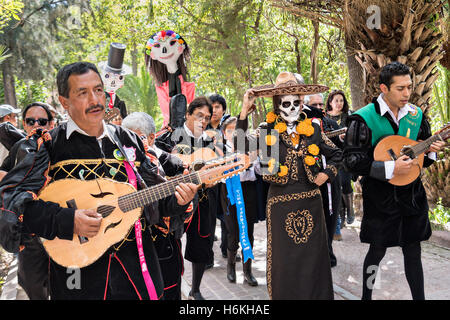 San Miguel De Allende, Mexiko. 30. Oktober 2016. Frauen gekleidet wie La Calavera Catrina Parade mit einer Mariachi-Band im Laufe des Tages der Toten Festzug der Künstler in den Parque Juarez 30. Oktober 2016 in San Miguel de Allende, Guanajuato, Mexiko. Die einwöchigen Feier ist eine Zeit, als Mexikaner willkommen die Toten zurück für einen Besuch der Erde und das Leben feiern. Bildnachweis: Planetpix/Alamy Live-Nachrichten Stockfoto