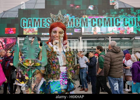 London, UK. 30. Oktober 2016. Hunderte von Comic-Fans kleiden sich in Kunden hängen an der Vorderseite des Excel London Poshing für Foto-Shooting, Fotograf in London, Vereinigtes Königreich. Bildnachweis: Siehe Li/Alamy Live News Stockfoto