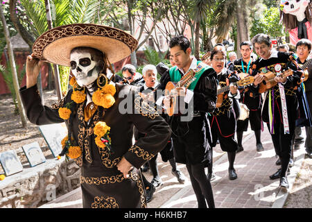 San Miguel De Allende, Mexiko. 30. Oktober 2016. Frauen gekleidet wie La Calavera Catrina Parade mit einer Mariachi-Band im Laufe des Tages der Toten Festzug der Künstler in den Parque Juarez 30. Oktober 2016 in San Miguel de Allende, Guanajuato, Mexiko. Die einwöchigen Feier ist eine Zeit, als Mexikaner willkommen die Toten zurück für einen Besuch der Erde und das Leben feiern. Bildnachweis: Planetpix/Alamy Live-Nachrichten Stockfoto