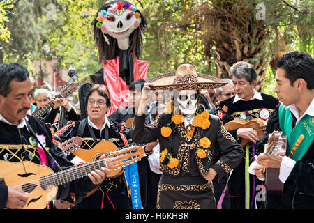 San Miguel De Allende, Mexiko. 30. Oktober 2016. Frauen gekleidet wie La Calavera Catrina Parade mit einer Mariachi-Band im Laufe des Tages der Toten Festzug der Künstler in den Parque Juarez 30. Oktober 2016 in San Miguel de Allende, Guanajuato, Mexiko. Die einwöchigen Feier ist eine Zeit, als Mexikaner willkommen die Toten zurück für einen Besuch der Erde und das Leben feiern. Bildnachweis: Planetpix/Alamy Live-Nachrichten Stockfoto