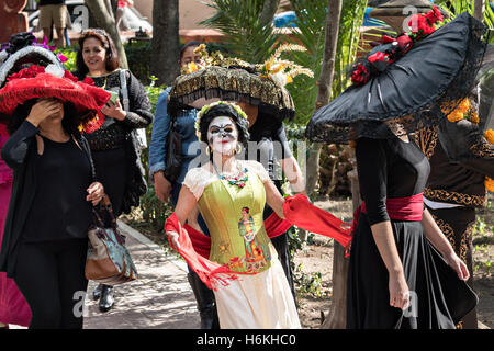 San Miguel De Allende, Mexiko. 30. Oktober 2016. Frauen gekleidet wie La Calavera Catrina Parade mit einer Mariachi-Band im Laufe des Tages der Toten Festzug der Künstler in den Parque Juarez 30. Oktober 2016 in San Miguel de Allende, Guanajuato, Mexiko. Die einwöchigen Feier ist eine Zeit, als Mexikaner willkommen die Toten zurück für einen Besuch der Erde und das Leben feiern. Bildnachweis: Planetpix/Alamy Live-Nachrichten Stockfoto