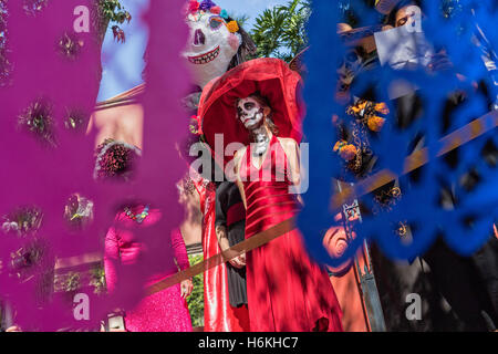 San Miguel De Allende, Mexiko. 30. Oktober 2016. Frauen gekleidet als La Calavera Catrina während des Tages der Toten Festzug der Künstler in den Parque Juarez 30. Oktober 2016 in San Miguel de Allende, Guanajuato, Mexiko. Die einwöchigen Feier ist eine Zeit, als Mexikaner willkommen die Toten zurück für einen Besuch der Erde und das Leben feiern. Bildnachweis: Planetpix/Alamy Live-Nachrichten Stockfoto