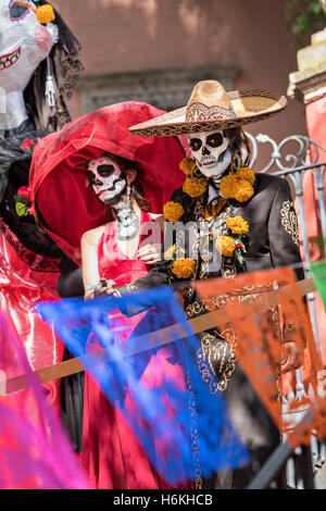 San Miguel De Allende, Mexiko. 30. Oktober 2016. Frauen gekleidet als La Calavera Catrina während des Tages der Toten Festzug der Künstler in den Parque Juarez 30. Oktober 2016 in San Miguel de Allende, Guanajuato, Mexiko. Die einwöchigen Feier ist eine Zeit, als Mexikaner willkommen die Toten zurück für einen Besuch der Erde und das Leben feiern. Bildnachweis: Planetpix/Alamy Live-Nachrichten Stockfoto