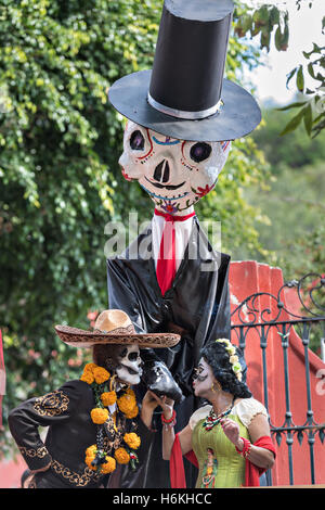 San Miguel De Allende, Mexiko. 30. Oktober 2016. Frauen gekleidet als La Calavera Catrina während des Tages der Toten Festzug der Künstler in den Parque Juarez 30. Oktober 2016 in San Miguel de Allende, Guanajuato, Mexiko. Die einwöchigen Feier ist eine Zeit, als Mexikaner willkommen die Toten zurück für einen Besuch der Erde und das Leben feiern. Bildnachweis: Planetpix/Alamy Live-Nachrichten Stockfoto