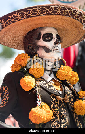 San Miguel De Allende, Mexiko. 30. Oktober 2016. Eine Frau verkleidet als Mariachi Skelett im Laufe des Tages der Toten Festzug der Künstler in den Parque Juarez 30. Oktober 2016 in San Miguel de Allende, Guanajuato, Mexiko. Die einwöchigen Feier ist eine Zeit, als Mexikaner willkommen die Toten zurück für einen Besuch der Erde und das Leben feiern. Bildnachweis: Planetpix/Alamy Live-Nachrichten Stockfoto